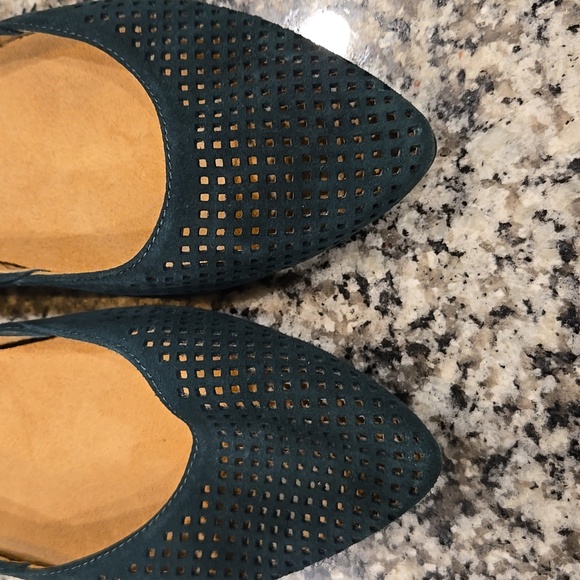VIONIC POSEY PERFORATED BALLET FLAT IN FOREST GREEN SUEDE. SIZE 8. - Picture 8 of 10